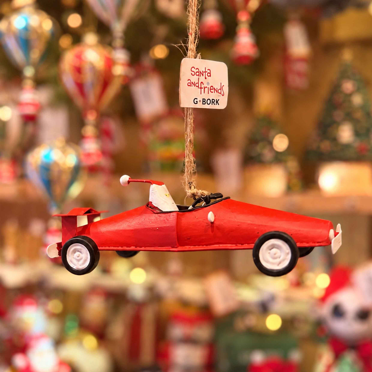 Babbo Natale su auto rossa