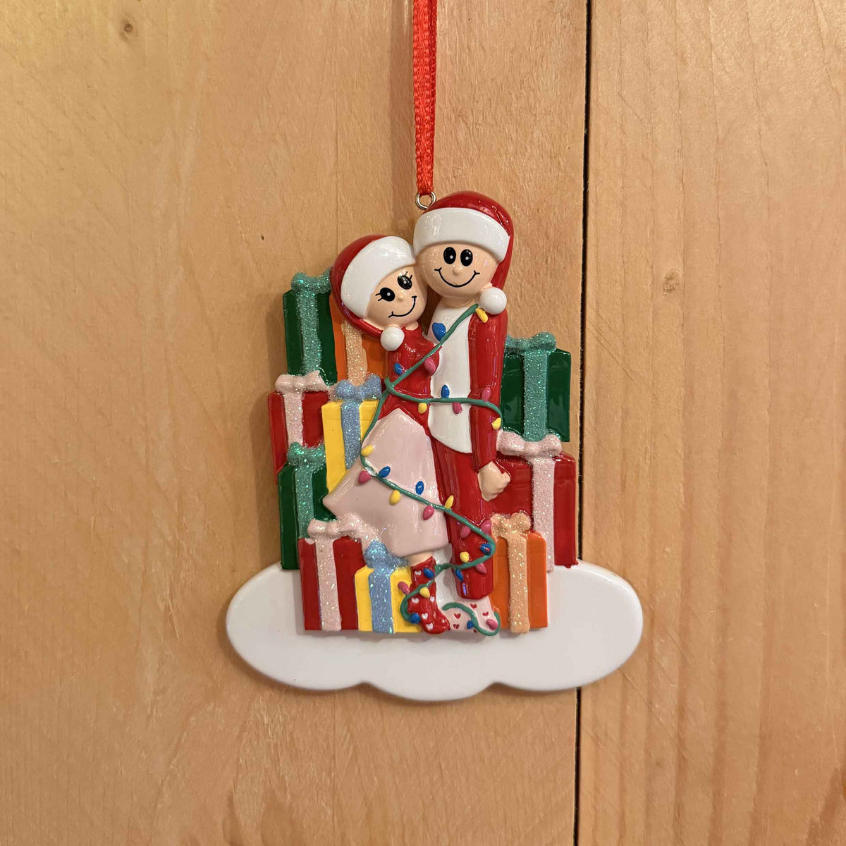 Intrecciati con le luci natalizie e pacchi regalo