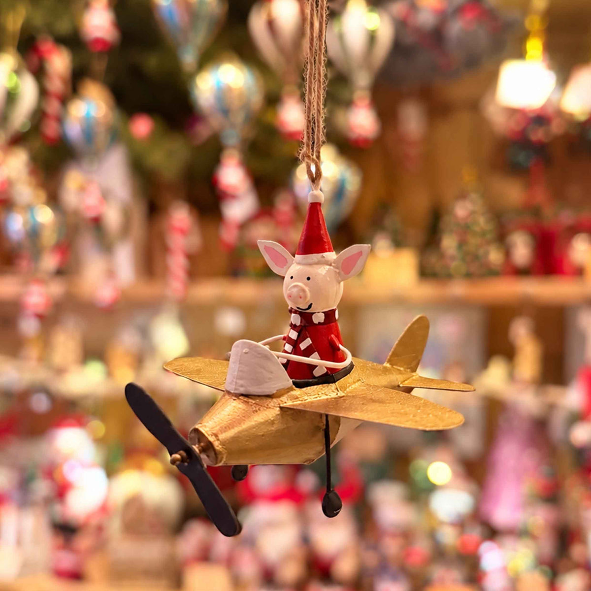 Maialino di Natale su aeroplano dorato