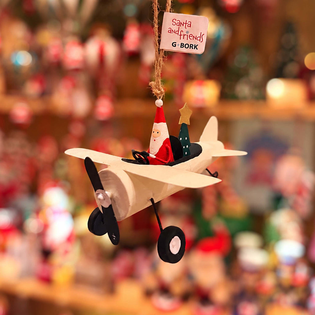 Babbo natale in aereo con albero di natale